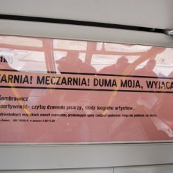 słuchaj Męczarnia! Męczarnia! Duma moja, wyjąca jak pies! 2008, cytaty opatrzone komentarzami, napisy w autobusach w Białymstoku w ramach akcji „doznanie na żądanie”.