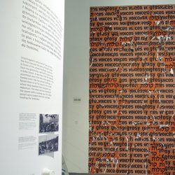 Koyles, Głosy, Voices, 2020, druk cyfrowy, kolaż, 400 x 350 cm, na wystawie Tu Muranów, Muzeum Historii Żydów Polskich, Polin