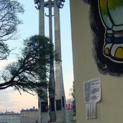 CZY POLSKA CIĘ KOCHA? 2002, ulotka A4, powielana na ksero: CZY POLSKA CIĘ KOCHA? PAŃSTWO JEST MATKĄ SWOICH OBYWATELI/MA BYĆ JAK MATKA DLA SWOICH/POMAGA POTRZEBUJĄCYM ROZDZIELA OBOWIĄZKI/ WYMAGA I KONTROLUJE/ NAGRADZA LUB KARZE/ KAŻDY MA PRAWO SIĘ ZWRÓCIĆ/ PROSIĆ ŻĄDAĆ BŁAGAĆ/ ALE PAŃSTWO SIĘ ODWRACA, ODMAWIA, ODCINA/ JEST ZŁĄ MATKĄ ALBO MATKĄ NIEPEWNĄ/ SWOJEJ ROLI ALBO PO PROSTU NIE MA ŚRODKÓW/ ALE ŻEBY PRZYNAJMNIEJ SŁUCHAŁA/ DLACZEGO NIE SŁUCHA?/ RAZ DO ROKU/ PRZYNAJMNIEJ RAZ DO ROKU, W DNIU/ NARODOWEGO ŚWIĘTA NIECH PAŃSTWO SŁUCHA/ ZADZWOŃ DOWIEDZ SIĘ CZY KOCHA, CZY PAMIĘTA. Poniżej tekstu podane są telefony: prezydenta RP, premiera i dwunastu ministerstw. Ulotka rozlepiona została 11 listopada w Warszawie (jako część wystawy „Polska”, Teatr Academia, Warszawa) w Gdańsku (koordynacja Robert Rumas) , Toruniu, Krakowie, Poznaniu, Mrągowie, Białymstoku, Lublinie i Przemyślu.