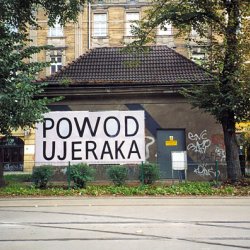 POWODUJE RAKA, 1999, billboard pokazywany w ramach akcji Zewnętrznej Galerii AMS („52 m sztuki- jestem tutaj”) w Poznaniu i na billboardzie Galerii Otwartej w Krakowie.