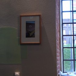 „Zwycięstwo”, 2011, instalacja na klatce schodowej Muzeum Sztuki w Łodzi w czasie wystawy „Oczy szukają głowy do zamieszkania”. Wydruki z tekstem Katarzyny Kobro po polsku i rosyjsku; tło dźwiękowe: Andrzej Juszczyk.