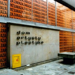 ZARAZA, 2002, plakat (46x63 cm) użyty do zaklejenia okien Galerii Domu Artysty Plastyka w Warszawie w czasie wystawy “Supermarket sztuki III”.