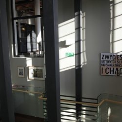 „Zwycięstwo”, 2011, instalacja na klatce schodowej Muzeum Sztuki w Łodzi w czasie wystawy „Oczy szukają głowy do zamieszkania”. Wydruki z tekstem Katarzyny Kobro po polsku i rosyjsku; tło dźwiękowe: Andrzej Juszczyk.