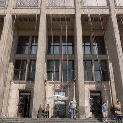 sztuka to doskonałe opium, 2009, paski z napisami na fasadzie Muzeum Narodowego w Krakowie, w czasie Festiwalu Sztuk Wizualnych ArtBoom.