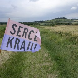 „Serce kraju, 2017. Flaga z napisem wyznaczająca emocjonalne centrum kraju