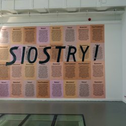 Siostry, 2019, druk cyfrowy i akryl, 300 x 500 cm, na wystawie Tam gdzie ciebie nie ma, TRAFO Trafostacja Sztuki w Szczecinie