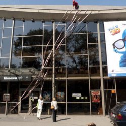 sztuka to doskonałe opium, 2009, paski z napisami na fasadzie kina Kijów w Krakowie, w czasie Festiwalu Sztuk Wizualnych ArtBoom.