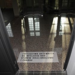 „Zwycięstwo”, 2011, instalacja na klatce schodowej Muzeum Sztuki w Łodzi w czasie wystawy „Oczy szukają głowy do zamieszkania”. Wydruki z tekstem Katarzyny Kobro po polsku i rosyjsku; tło dźwiękowe: Andrzej Juszczyk.