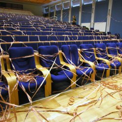 CO ZROBIĆ Z SOBĄ (cytat z Gombrowicza), 2004, pasek 2cm x 4km, instalacja tekstowa w czasie konferencji ”Gombrowicz Obecny?”, Szkoła Wyższa Psychologii Społecznej, Warszawa.