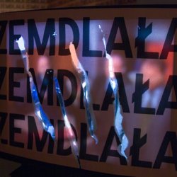ZEMDLAŁA, 2006, plakaty 60x80 cm, oklejone ściany galerii i 5 telewizorów nadających bieżący program TV,