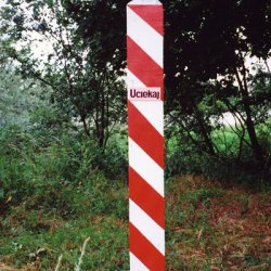 Uciekaj, 2004, tabliczka 8x 20cm  , sitodruk, ok. 40 tabliczek na terenie twierdzy Kostrzyń w czasie projektu Dialog Loci w Kostrzynie.