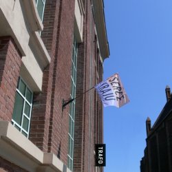 Serce kraju, 2017. Flaga z napisem wyznaczająca emocjonalne centrum kraju. Trafostacja Sztuki w Szczecinie, fot.  A.Konopka