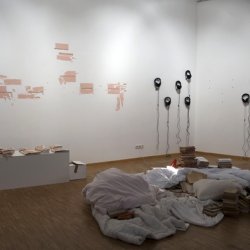 „Co pozostaje, 2013, instalacja na wystawie Co pozostaje w BWA Sokół w Nowym Sączu