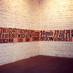 38 EGZEKUCJI, 2000/2001, wydruk (80x650 cm) przedstawiający tytuły gazetowe zawierające liczby , ułożone we wzrastającej kolejności .Wystawa zbiorowa „Scena 2000”, Centrum Sztuki Współczesnej Zamek Ujazdowski, Warszawa.