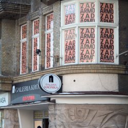 ZA DARMO, 2004, plakaty 40x 60cm, zaklejone okna galerii Kronika w Bytomiu, wystawa indywidualna „Obłożenie”