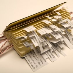 „Szczęście”, 2008, notatnik moleskin z cytatami erotycznymi różnych autorów, umieszczony w antykwariacie „Tom” w czasie festiwalu „Wolaart 2008”, Warszawa.