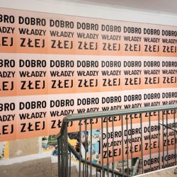 Dobro władzy, instalacja tekstowa, druk offset, 400 x 600 cm, wystawa Między Zbawieniem a Konstytucją, Galeria BWA Warszawa, 2018, fot. B. Górka