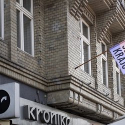 Serce kraju, 2017. Flaga z napisem wyznaczająca emocjonalne centrum kraju. Centrum Sztuki Współczesnej – Kronika Bytom, fot. M. Wysocki