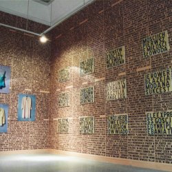 KALENDARZ, 2002, tapeta z wydruków: powtarzające się  teksty z kalendarza ściennego (rocznice, horoskopy, porady, ciekawostki). Zaklejone dwie sale galerii (288 m2). Na tapetę nałożone są obrazy z odmalowanym programem TV i fotografie ubrań. Wystawa indywidualna (z Joan Grossman) „ Problemy z pamięcią”, Zachęta, Warszawa.