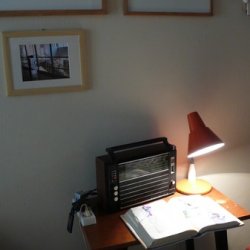 „Zadania artysty”, 2011, instalacja w archiwum miejskim w czasie wystawy „Oczy szukają głowy do zamieszkania”. Książki o sztuce z kolażami, dźwięk:  Andrzej Juszczyk.