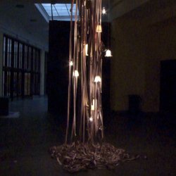 „Niedokończony”, 2009, instalacja tekstowa: paski papieru z napisami: „niedokończony, nieskończony, nieporozumienie, niewydarzenie, niechcący, niewierzący”, lampy, żarówki, słoiki, w czasie wystawy „Na okrągło. 1989-2009”, Hala Stulecia, Wrocław.