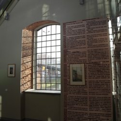 „Zwycięstwo”, 2011, instalacja na klatce schodowej Muzeum Sztuki w Łodzi w czasie wystawy „Oczy szukają głowy do zamieszkania”. Wydruki z tekstem Katarzyny Kobro po polsku i rosyjsku; tło dźwiękowe: Andrzej Juszczyk.