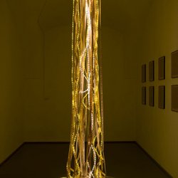 „Raz na jakiś czas”, 2008, instalacja tekstowa: girlandy z pasków papieru (szer.2,5 cm, dł. 4.5 m) z nazwiskami znanych kobiet i węże świetlne, Galeria Biała, Lublin.  Detal.