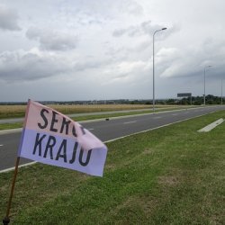 „Serce kraju, 2017. Flaga z napisem wyznaczająca emocjonalne centrum kraju