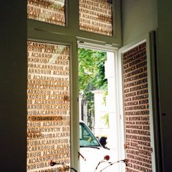 BIUROKRACJA, 2001, nadruk na taśmie klejącej, zaklejone trzy okna w galerii. Wystawa zbiorowa “Biurokracja” , Galeria Foksal, Warszawa