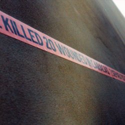 NUMERY, 2003, wydruk (4cm x 25m) pasek z tytułami  gazetowymi zawierającymi liczby ułożone we wzrastającej kolejności (od 1 do miliarda); naklejony na murze w czasie wystawy „Architectures of Gender” w Sculpture Center w Nowym Jorku.