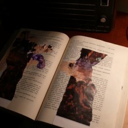 „Zadania artysty”, 2011, instalacja w archiwum miejskim w czasie wystawy „Oczy szukają głowy do zamieszkania”. Książki o sztuce z kolażami, dźwięk:  Andrzej Juszczyk.