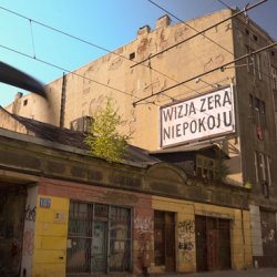 Wizja zera niepokoju, 2021, bilbord w czasie wystawy Wolne miejsce w ramach Festiwalu Łódź Czterech Kultur, kadr z wideo dokumentacji organizatora