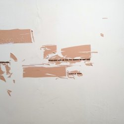 „Co pozostaje, 2013, instalacja na wystawie Co pozostaje w BWA Sokół w Nowym Sączu, fragmenty książki Toma McCarthy’ego „Resztki