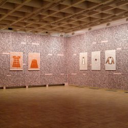 KALENDARZ, 2002/2003, tapeta z wydruków: powtarzające się  teksty z kalendarza ściennego (rocznice, horoskopy, porady, ciekawostki). Na tapecie obrazy olejne. Wystawa indywidualna „Nic w środku!” Bunkier Sztuki, Kraków.