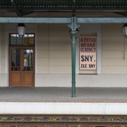 „Złe sny“, 2012, 2 lightboksy, 100x100 cm na fasadzie dworca PKP w Tarnowie, w czasie wystawy „Sen jest drugim życiem“, BWA Tarnów