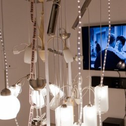 Żyrandol z napisami „forever” i „jamais”, projekcja filmu Bunuela, „Anioł Zagłady”, wystawa „Temperatura ciała i pokojowa” w Galerii Sztuki Współczesnej w Przemyślu.