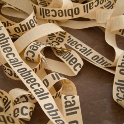 OBIECALI 2004, pasek 5cm x 1km, z nadrukiem  OBIECALI.  Detal. Wystawa indywidualna „Obłożenie” , galeria Kronika w Bytomiu.