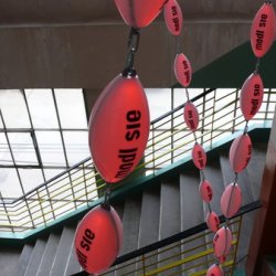 MÓDL SIĘ, 2011, instalacja w klatce schodowej Hali 90B,  Praca i wypoczynek, w czasie festiwalu Alternativa, Instytut Sztuki Wyspa, Gdańsk.  Dźwięk: Andrzej Juszczyk.