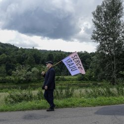 „Serce kraju, 2017. Flaga z napisem wyznaczająca emocjonalne centrum kraju