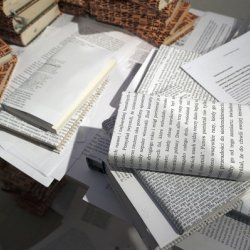 Instalacja z obłożonymi książkami i kolażami fotograficznymi w czasie wystawy „Różne stany niepamięci”, 2011, Galeria Sztuki Współczesnej w Przemyślu.