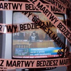BĘDZIESZ MARTWY, 2006, taśma z nadrukiem, oklejonych 36 telewizorów nadających bieżące programy TV, wystawa „Siła fatalna”, CSW Zamek Ujazdowski w Warszawie.  Detal.