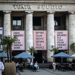 Obywatelu krzycz! 2021, instalacja tekstowa, 3 banery na fasadzie Teatru Studio w Warszawie, druk cyfrowy, 3 x 380 x 260 cm, w ramach projektu Plac Defilad Teatru Studio, fot. R. Kubiszyn