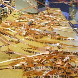 CO ZROBIĆ Z SOBĄ (cytat z Gombrowicza), 2004, pasek 2cm x 4km, instalacja tekstowa w czasie konferencji ”Gombrowicz Obecny?”, Szkoła Wyższa Psychologii Społecznej, Warszawa.