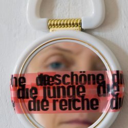 DIE SCHÖNE DIE JUNGE DIE REICHE,(piękna, młoda i bogata} 2006, taśma z nadrukiem na lusterku, średnica 15 cm