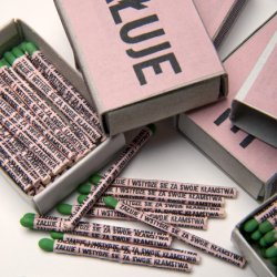 Zapałki ŻAŁUJĘ, 2007, zapałki z naklejonym napisem: ŻAŁUJĘ I WSTYDZĘ SIĘ ZA SWOJE KŁAMSTWA