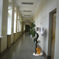 „Zwycięstwo”, 2011.  Kolaże z rzeźbami Katarzyny Kobro w różnych wnętrzach, 29,7x42 cm