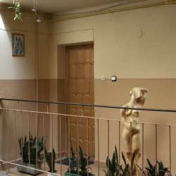 „Zwycięstwo”, 2011.  Kolaże z rzeźbami Katarzyny Kobro w różnych wnętrzach, 29,7x42 cm