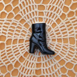 Czarny but lalki B, 2008, 40x 60 cm