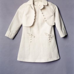 Mała biała sukienka z bolerkiem, 2002, 130x 110 cm